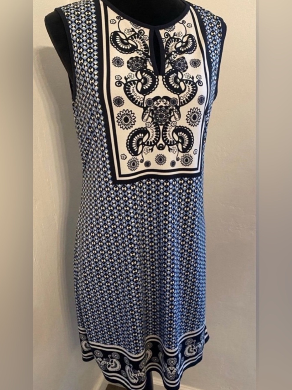 Brand New Sleeveless Navy and White Printed Shift Dress (Size M)